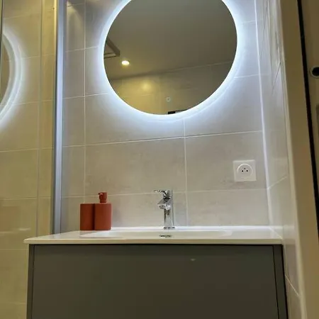 Design Entier Neuf A Paris *